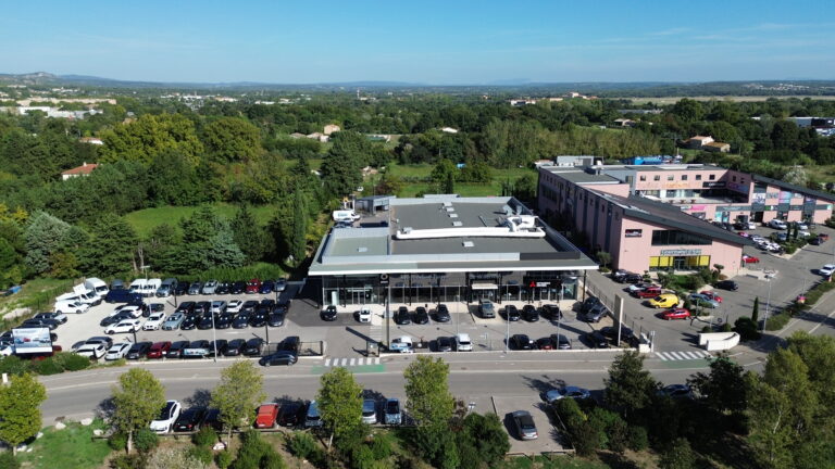 Dans le cadre d’un projet pour Mercedes DeWillermin, Bonhomme Bâtiment est intervenu pour l’extension d’un hall d’exposition situé à Salon de Provence (13). Charpente métallique investissement d'avenir