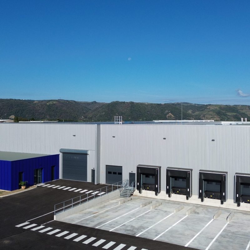 Construction d’un site logistique et de transport pour le client OSTERNAUD, piloté par Bonhomme Bâtiment en tant que contractant général.