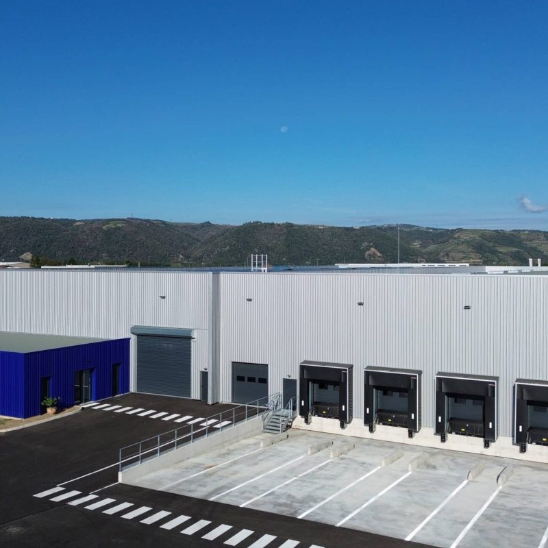 Construction d’un site logistique et de transport pour le client OSTERNAUD, piloté par Bonhomme Bâtiment en tant que contractant général.