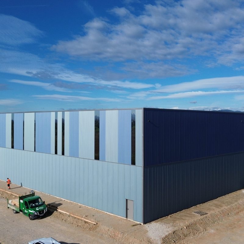 Bonhomme Bâtiment est intervenu pour des travaux de bardage sur un entrepôt logistique de 7 000 m² à Malissard (26), pour le compte d'A5P Immobilier.