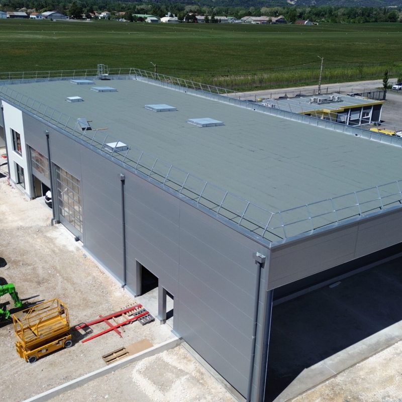 Bonhomme Bâtiment est intervenu pour la construction d'un bâtiment neuf et la rénovation d'un bâtiment existant pour le Groupe Regis Macles à Montélimar.
