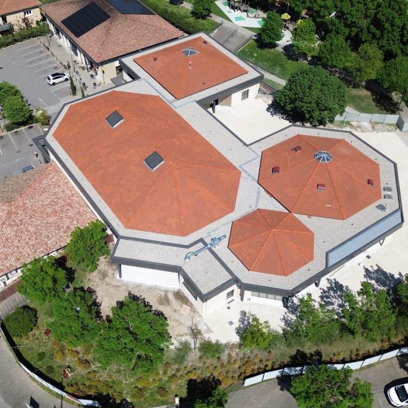 Bonhomme Bâtiment est intervenu pour la rénovation énergétique, la réhabilitation, le réaménagement et l'extension d'un espace polyvalent de 300 m² à Étoile-sur-Rhône (26), pour le compte de la Ville d'Étoile-sur-Rhône.