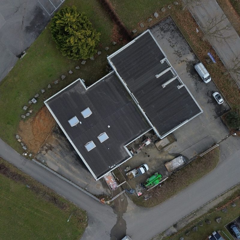 Bonhomme Bâtiment est intervenu pour la réhabilitation d'un bâtiment de 760 m² à Saint-Marcel-lès-Valence (26), pour le compte d'Iconic – L'Atelier des Légendes.