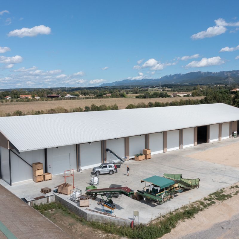Bonhomme Bâtiment est intervenu pour la construction d'un bâtiment agricole et d'un auvent, d'une surface de 1 500 m² à Montmeyran (26), pour le compte de Feraye.