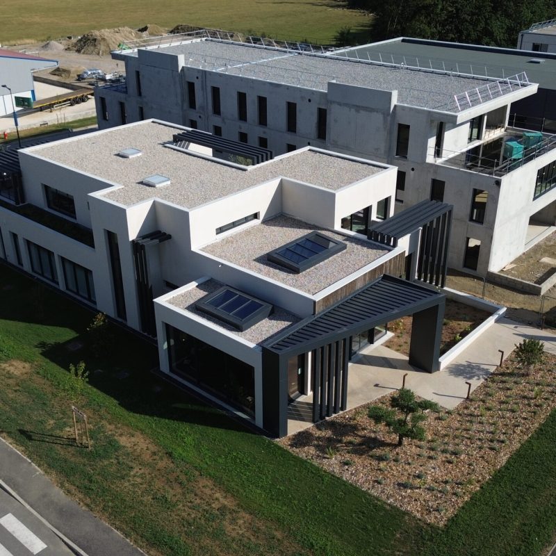 Bonhomme Bâtiment est intervenu en tant que contractant général pour la construction d'un cabinet dentaire de 900 m² à Chevry (01), pour le compte du Cabinet des Portes du Léman.