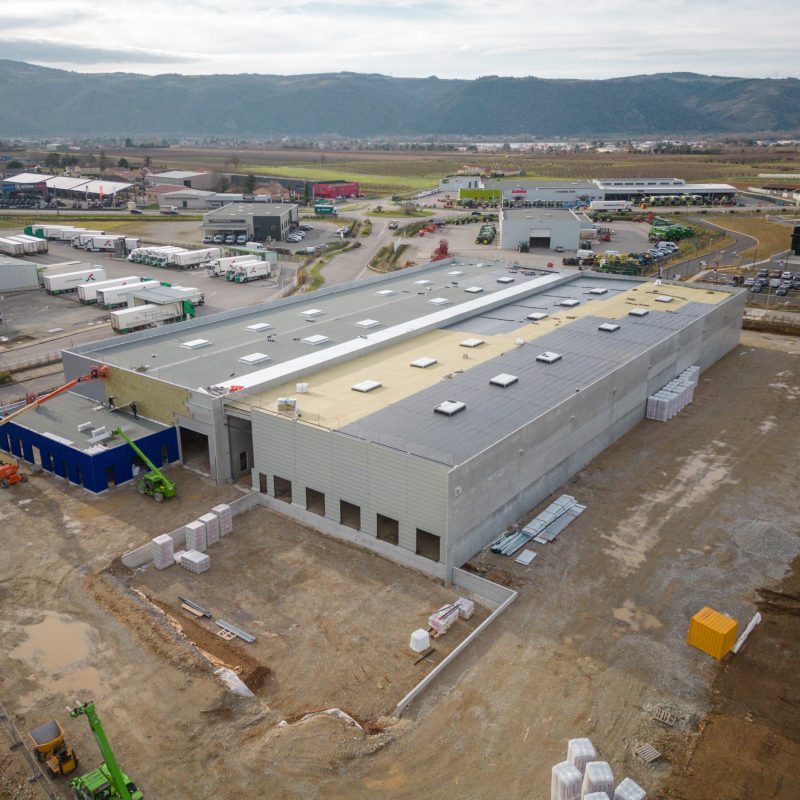 Construction d’un site logistique et de transport pour le client OSTERNAUD, piloté par Bonhomme Bâtiment en tant que contractant général.